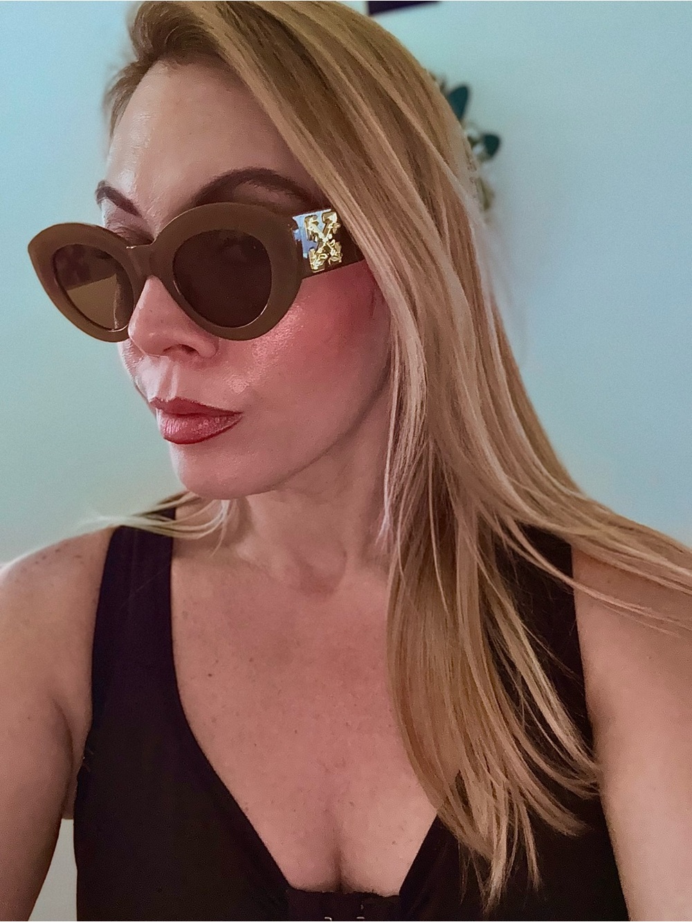 Women’s Retro Round Sunglasses in Tan with Gold Accent - Picture 4 of 7